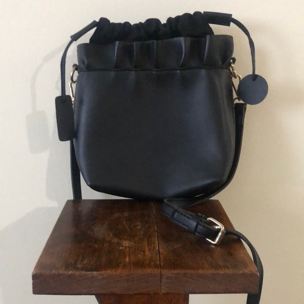 Trendy drawstring bucket bag. Crossbody. Faux leather. Black  some wear. Cute